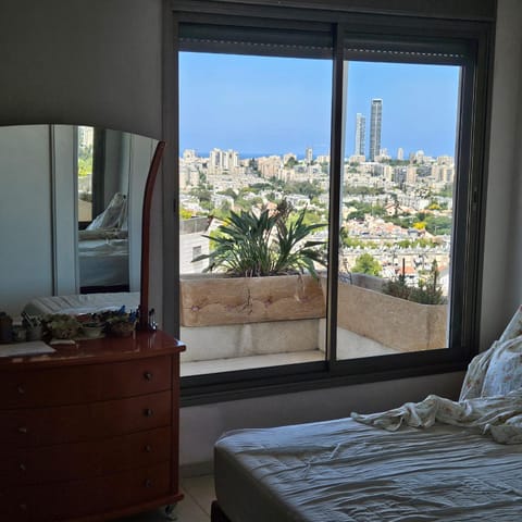 Bed, Photo of the whole room, City view