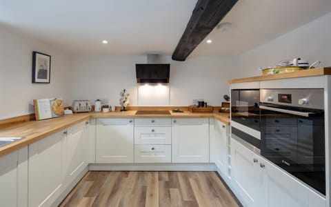 Coffee/tea facilities, Kitchen or kitchenette, Dining area, dishwasher, microwave, stove, toaster, washing machine, dryer