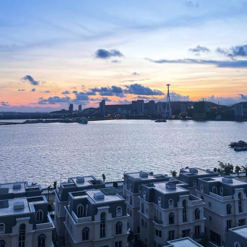 Property building, Nearby landmark, Restaurant/places to eat, Natural landscape, City view, Lake view, River view, Sea view, Swimming pool, Breakfast, Sunrise, Sunset