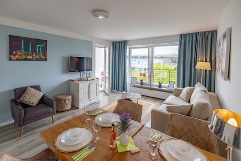 Communal lounge/ TV room, TV and multimedia, Living room, Seating area, Dining area, Evening entertainment
