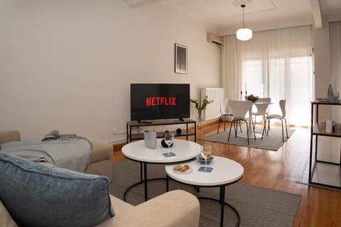Communal lounge/ TV room, TV and multimedia, Dining area