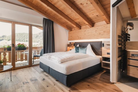 View (from property/room), Photo of the whole room, Decorative detail