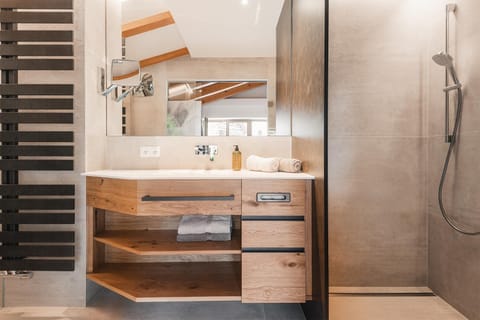 Bathroom, Photo of the whole room, Decorative detail