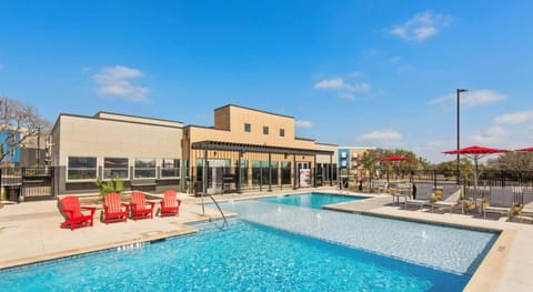 Property building, Day, Pool view, Swimming pool
