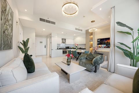 TV and multimedia, Kitchen or kitchenette, Living room, Seating area, Dining area