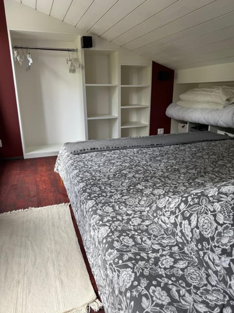 Photo of the whole room, Bedroom, storage