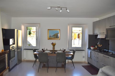 Photo of the whole room, Dining area, Lunch