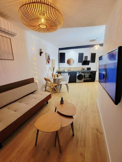 TV and multimedia, Kitchen or kitchenette, Living room, Seating area, Dining area, air conditioner