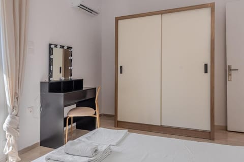 Bright 2BR Apt, Athens Base Near Sea & City Apartment in Kallithea