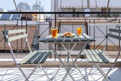 Bright 2BR Apt, Athens Base Near Sea & City Apartment in Kallithea