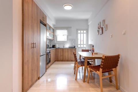 Bright 2BR Apt, Athens Base Near Sea & City Apartment in Kallithea
