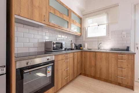 Bright 2BR Apt, Athens Base Near Sea & City Apartment in Kallithea