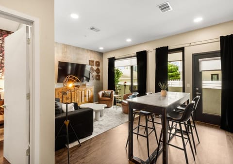 Kitchen or kitchenette, Living room, Seating area, Dining area