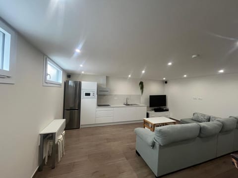 Bed, TV and multimedia, Kitchen or kitchenette, Living room, Photo of the whole room, Seating area, Bedroom, stove