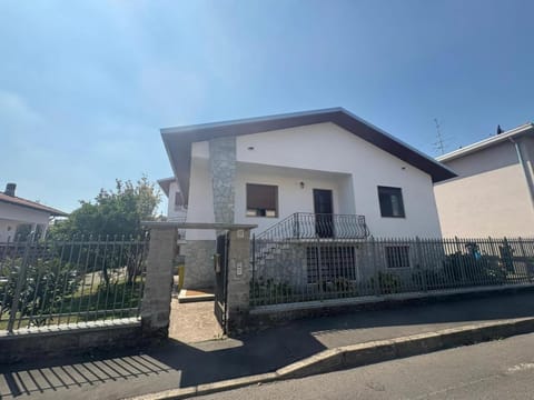 Property building, Natural landscape, Garden view, Street view, Quiet street view