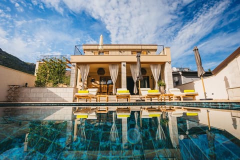Property building, Pool view, Swimming pool, Swimming pool, sunbed