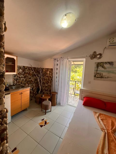 Bed, TV and multimedia, Kitchen or kitchenette, Seating area, Dining area