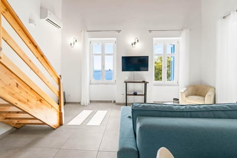 Communal lounge/ TV room, TV and multimedia, Living room, Evening entertainment, air conditioner