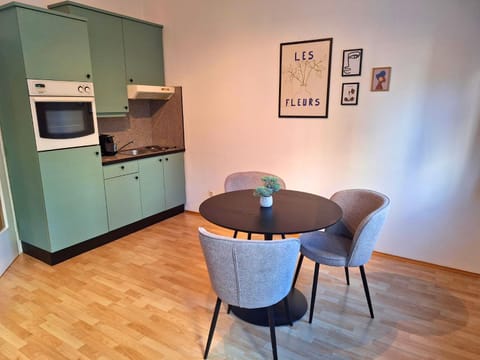 Kitchen or kitchenette, Dining area