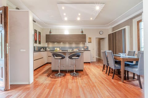 Kitchen or kitchenette, Living room, Seating area, Dining area, stove