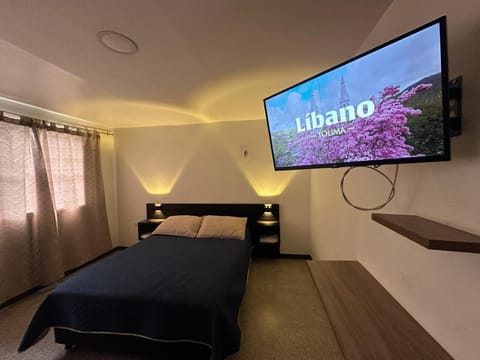 Bed, TV and multimedia, Photo of the whole room, Bedroom