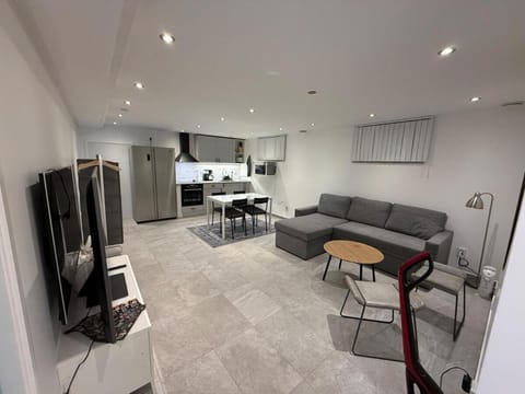 TV and multimedia, Kitchen or kitchenette, Living room, Dining area, oven