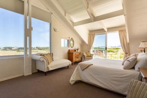 Photo of the whole room, Landmark view