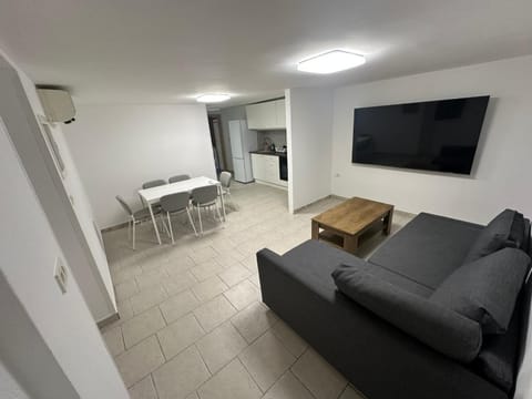 Communal lounge/ TV room, TV and multimedia, Kitchen or kitchenette, Living room, Seating area, Dining area