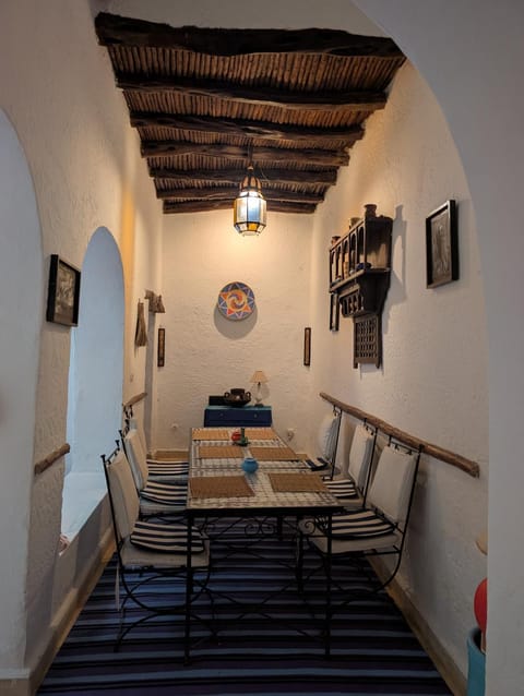 Dining area, fireplace