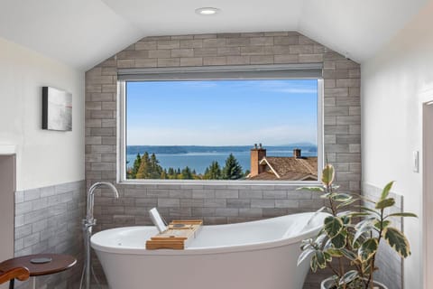 Bathroom, Sea view