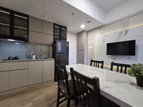 TV and multimedia, Kitchen or kitchenette, Dining area, oven, stove