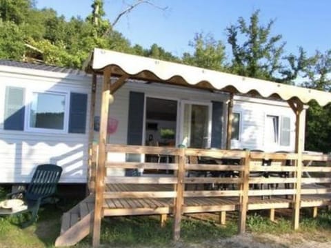 Mobil-home 35m² avec terrasse pour 8 personnes, accès handicapé - API-1-52-384 Campground/ 
RV Resort in Bormes-les-Mimosas