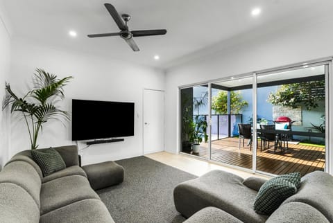Communal lounge/ TV room, TV and multimedia, Living room, Seating area, Evening entertainment