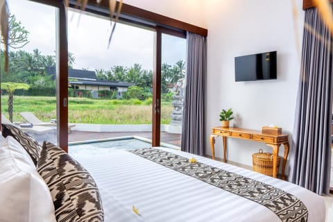 Communal lounge/ TV room, Bed, Natural landscape, Garden, TV and multimedia, View (from property/room), Balcony/Terrace, Photo of the whole room, Evening entertainment, Bedroom, Garden view, Pool view, Swimming pool