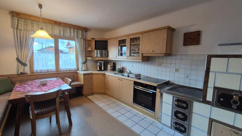 Kitchen or kitchenette, Dining area, oven, stove