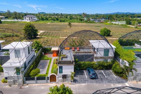 Property building, Day, Natural landscape, Bird's eye view, Garden, Garden view, Street view, Location, Parking