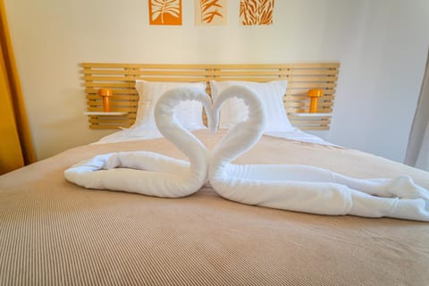 Bed, Bedroom, towels