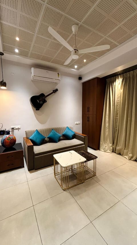 TV and multimedia, Photo of the whole room, Seating area, air conditioner