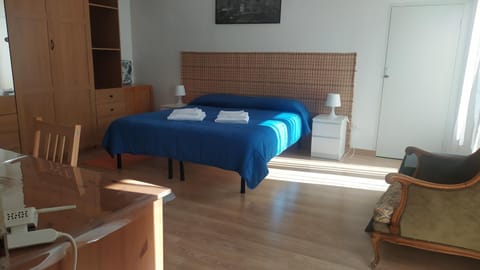 Bed, Seating area, Bedroom