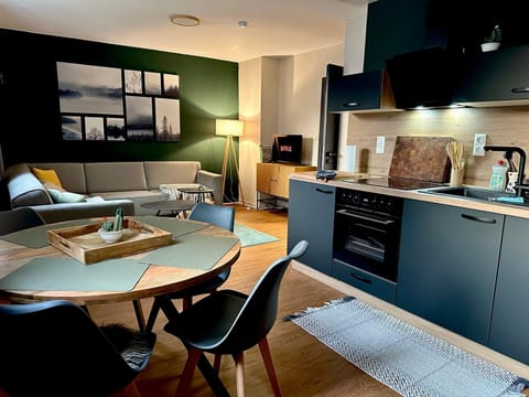Coffee/tea facilities, Kitchen or kitchenette, Living room, Seating area, Dining area, oven, stove