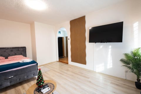 Bed, TV and multimedia, Bedroom