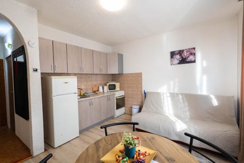 Kitchen or kitchenette, Seating area, Dining area