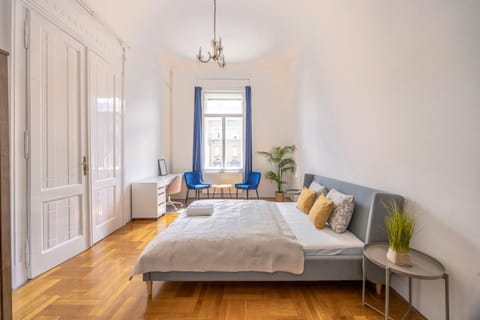 Bed, Photo of the whole room, Seating area, Bedroom