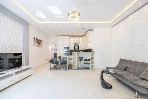 TV and multimedia, Kitchen or kitchenette, Living room, Seating area