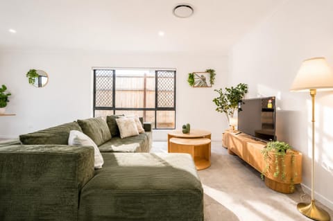 Day, TV and multimedia, Living room, Seating area