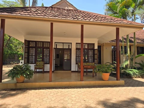 Property building, Patio, Facade/entrance