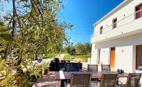 Property building, Garden, Balcony/Terrace, Seating area