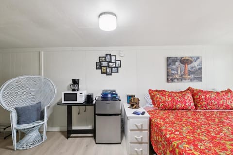 Dave's Last Resort Lakeside-Cozy Cabin 6 Hotel Room Cabin in Indiana