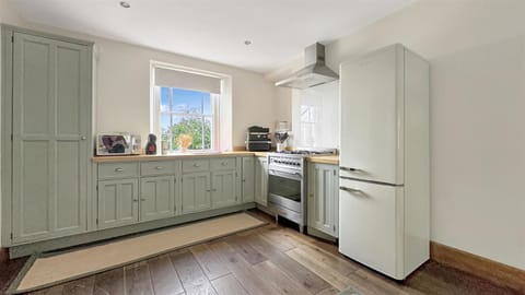 Kitchen or kitchenette, dishwasher, oven, pet friendly, stove