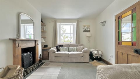 TV and multimedia, Living room, Seating area, fireplace, fireplace